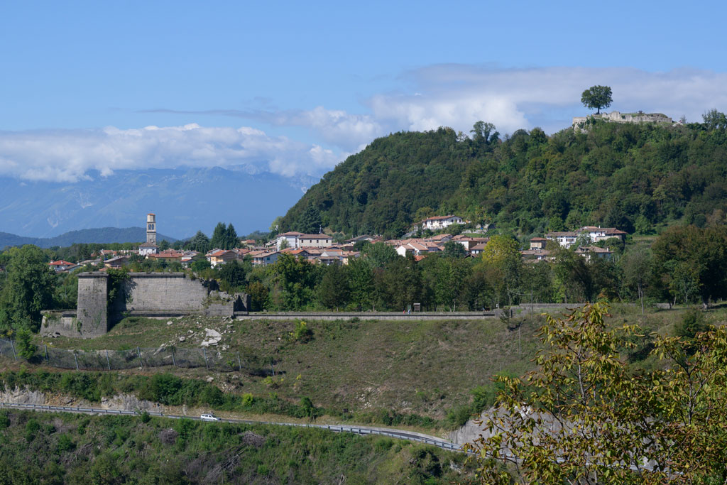 Slide Monumental memorial in Pinzano