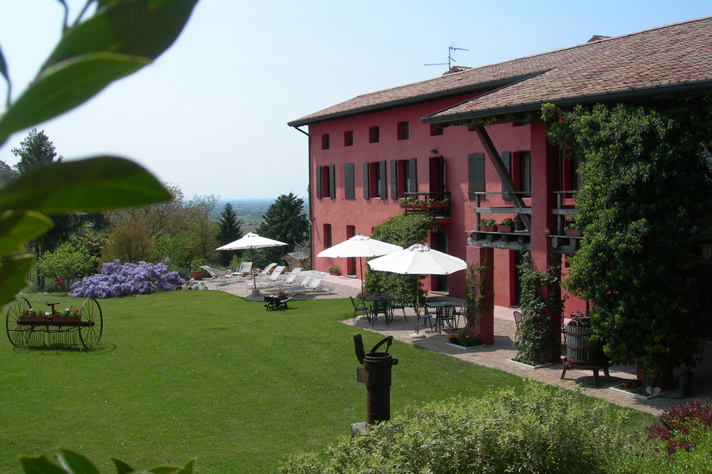 Slide Cena-spettacolo alla Casa Rossa Ai Colli